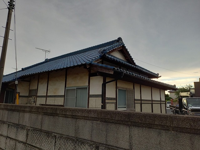 かすみがうら市の住宅で雨漏り修理のために行った瓦葺き直しなどのメンテナンスが完成