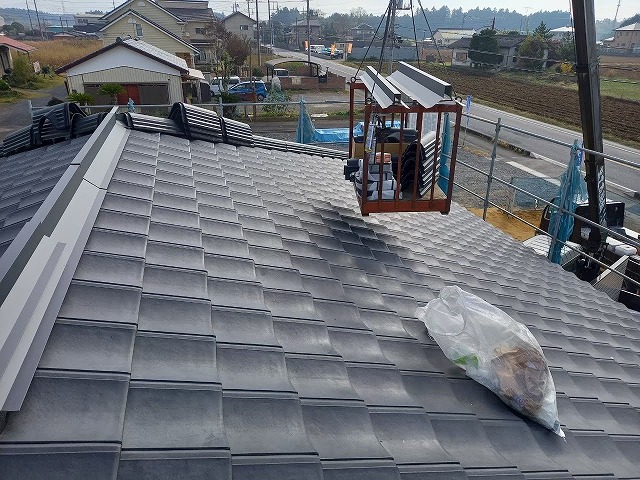 新築住宅への屋根工事で高棟仕様の金属面戸搬入状況