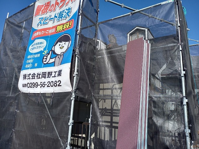 土浦市で抜群の性能を発揮する超高耐久ガルバ屋根「スーパーガルテクト」の本体葺き