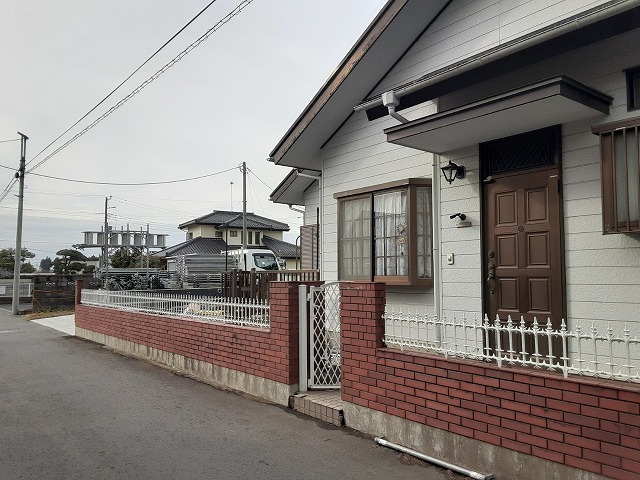 土浦市の軒天塗装、劣化が進んで大きくひび割れていた軒天の一部張り替え補修の様子