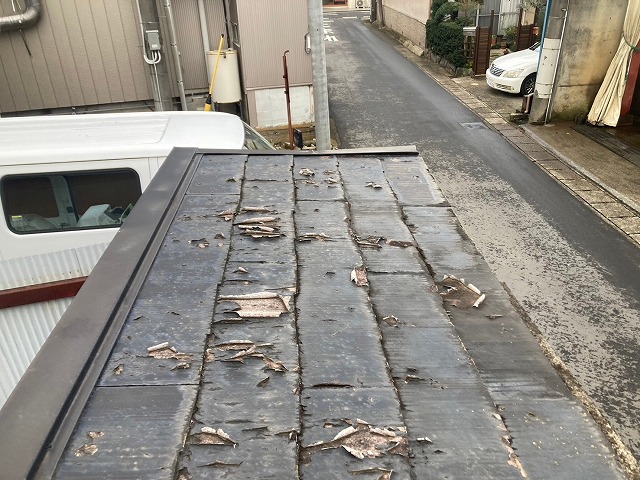 土浦市で住宅シャッターゲートの現場調査、勾配不足によるスレート屋根の著しい劣化など