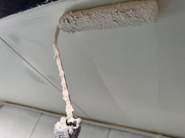 つくば市で湿気の影響を受けて塗膜が剥がれていた住宅軒天の下地処理と塗装工程
