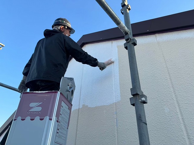つくば市でALC外壁への塗装リフォーム、プレミアムフィラーを用いた下塗り工程