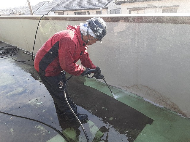 つくば市にて塗膜剥がれや苔が生じていたベランダ床面に対する高圧洗浄と材料の搬入