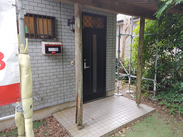 鹿嶋市で玄関屋根を支えるポーチ柱の取り換え補修、腐朽した既存ポーチ柱の撤去から