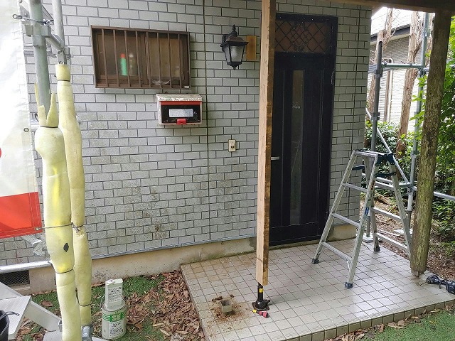 玄関ポーチ柱取り換え補修で既存のポーチ柱を撤去するために設置した仮支柱