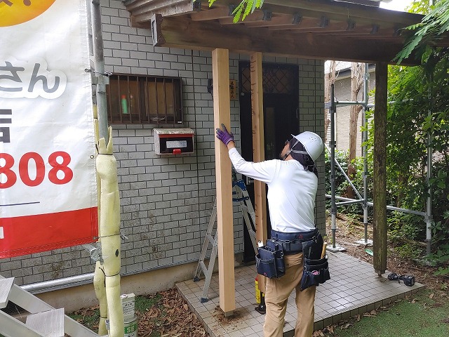 鹿嶋市にて腐った玄関ポーチ柱の取り換え補修、新規ポーチ柱の取り付けの様子