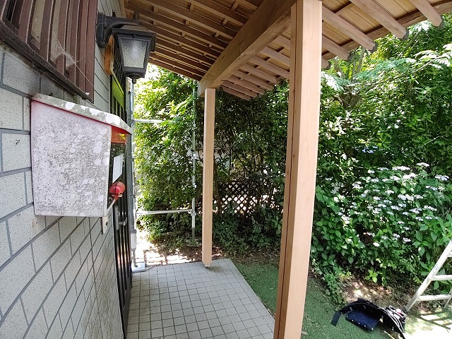 鹿嶋市にて激しく傷んだ住宅の軒天や玄関ポーチ柱に行った補修工事のビフォーアフター
