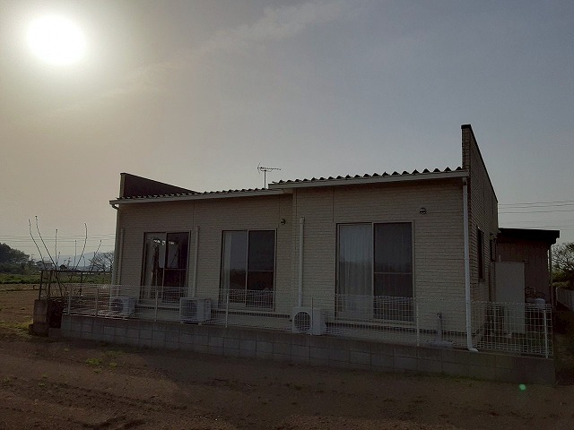 石岡市にて築10年の平屋住宅で無料点検、屋根の88折板に色あせやボルトサビなどを確認