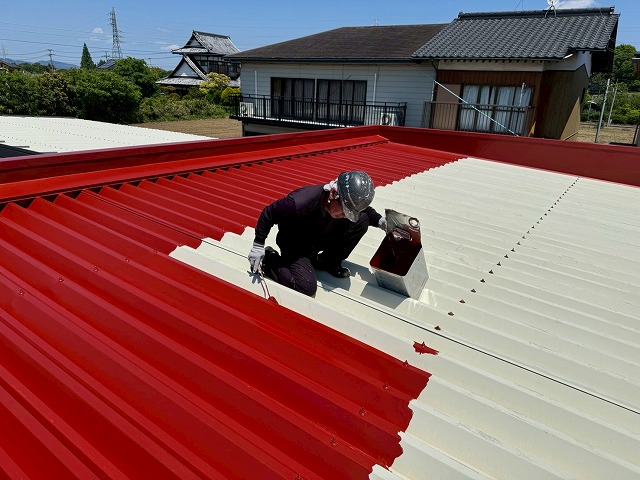 石岡市の経年劣化にともなう折板屋根塗装工事、SKマイルドボーセイを用いた下塗り工程