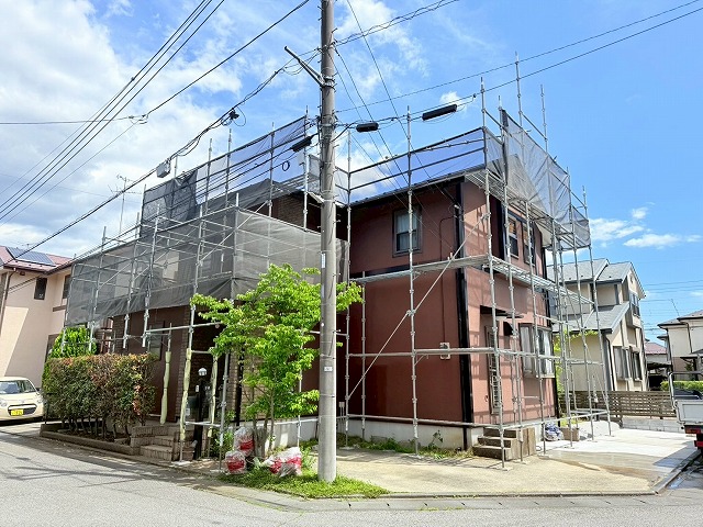 阿見町で破片が落下したコロニアル屋根に対するカバー工事の足場設置と施工前状況
