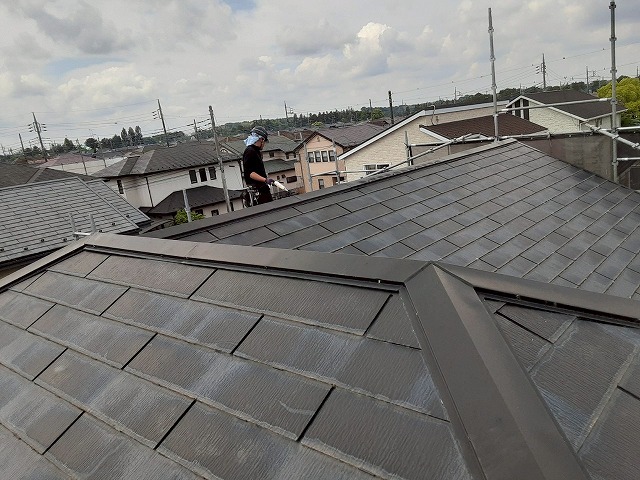 阿見町でコロニアル屋根へのカバー工事、既存棟板金や雨押え板金、雪止め金具の撤去