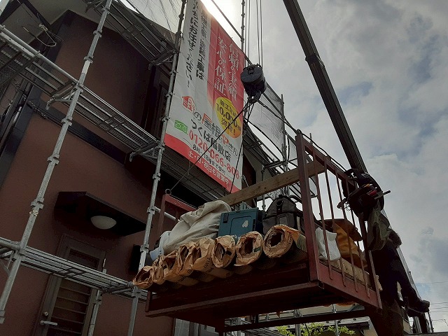阿見町で「スーパーガルテクト」による屋根カバー工事、ユニック車を使った搬入から