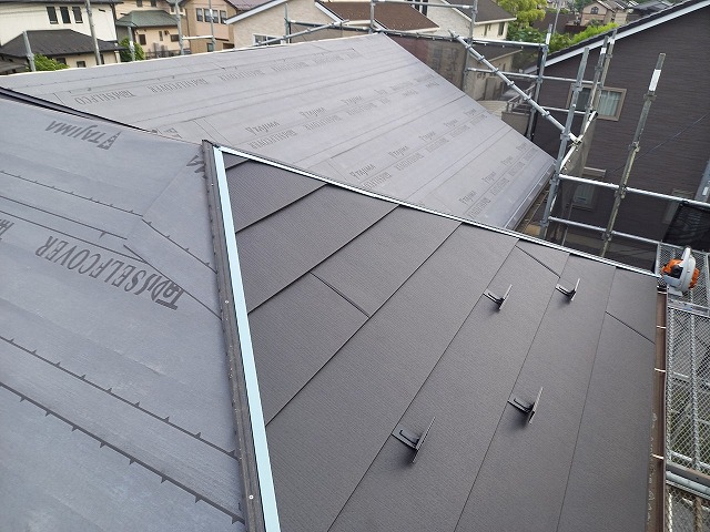 阿見町の屋根カバー工事の「スーパーガルテクト」本体葺き開始と雪止め金具取り付け状況