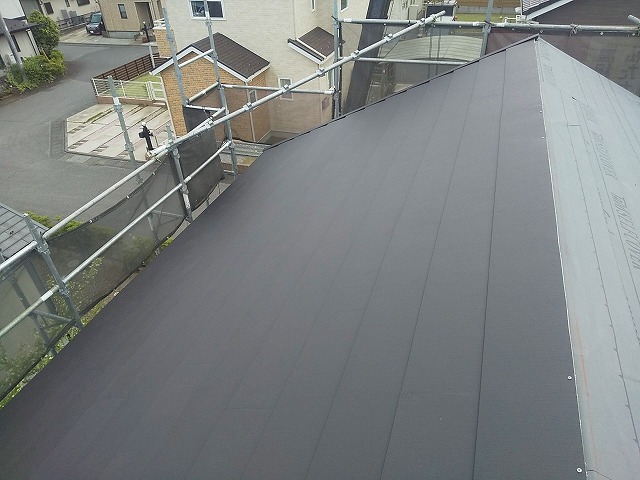 阿見町で遮熱性や断熱性に優れるエスジーエル鋼板屋根「スーパーガルテクト」の本体葺き
