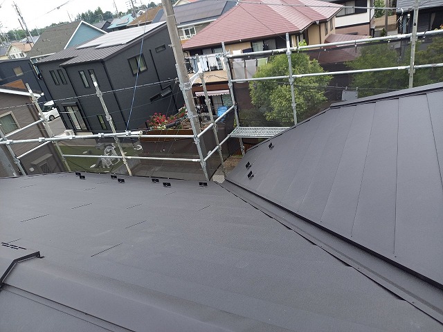 阿見町の住宅屋根カバー工事、谷部への谷止縁部材の設置や工事完了後の清掃の様子