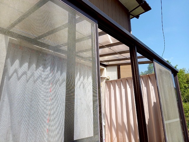 ポリカ屋根の張り替え修理を行う住宅に設置されているサンルーム