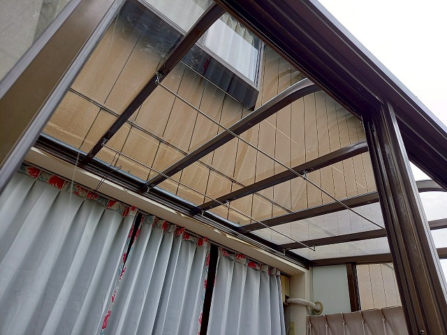 つくば市の住宅サンルームのポリカ屋根張り替え後に行ったコーキング処理の様子