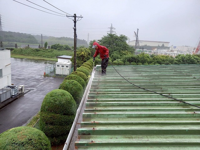 かすみがうら市にて堆積物の影響で排水機能が衰えていた工場雨樋への高圧洗浄工程