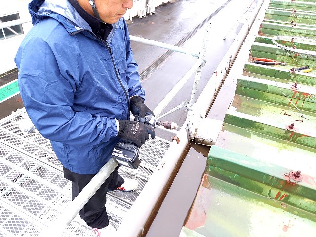 かすみがうら市の工場でローリングタワー設置後に勾配不良が生じていた雨樋の一部を補修