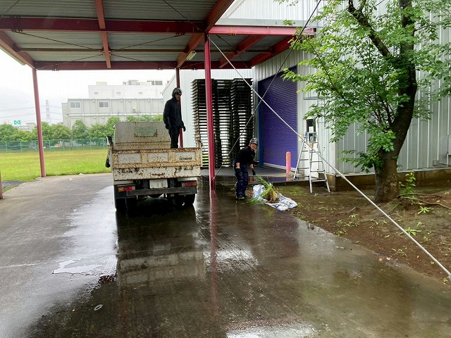 工場建物の雨樋清掃メンテナンスで発生したゴミを搬出する車両