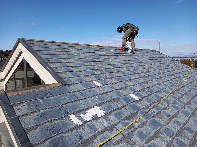 稲敷市でひどく劣化したスレート屋根へのカバー工法、棟部分や雪止め金具の撤去工程