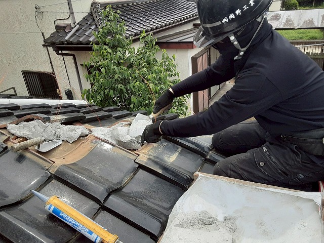 かすみがうら市の下屋根部の棟の屋根補修で取り外していた半端瓦の再取り付け
