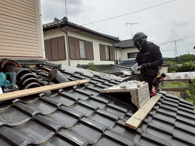 かすみがうら市で棟の屋根工事、漆喰材の「モルロック」を用いた棟土台の再構築
