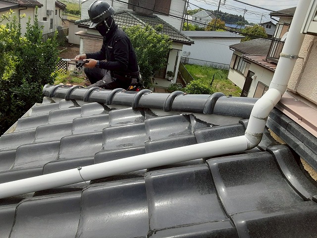 かすみがうら市にて棟三日月部分への漆喰詰めや隙間へのコーキング処理など仕上げ工程