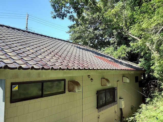 石岡市で強風による倒木の影響で破損した瓦屋根の葺き直し修理、瓦材の復旧の様子