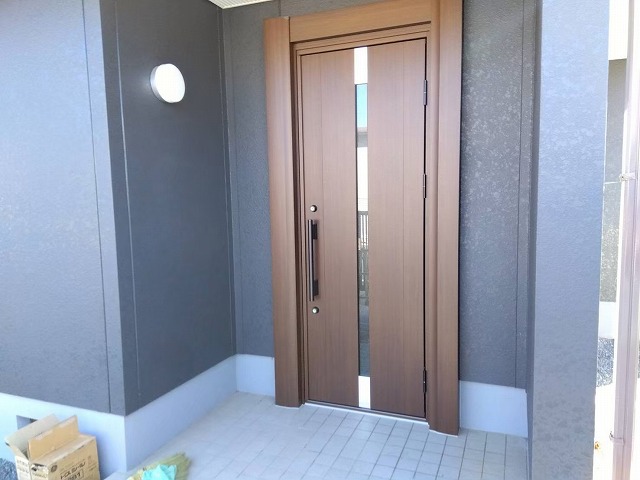 鹿嶋市で玄関ドアのカバー工法を実施！リフォームの概要と進め方について