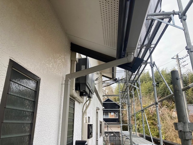 行方市にて外観を損ねていた雨樋の交換工事、雨水を外部へ排出する竪樋の取り付け