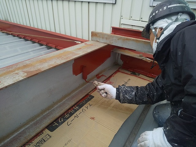 土浦市の倉庫建物で激しくサビていた屋根の鉄骨塗装、サビ止め塗料による下塗りの様子