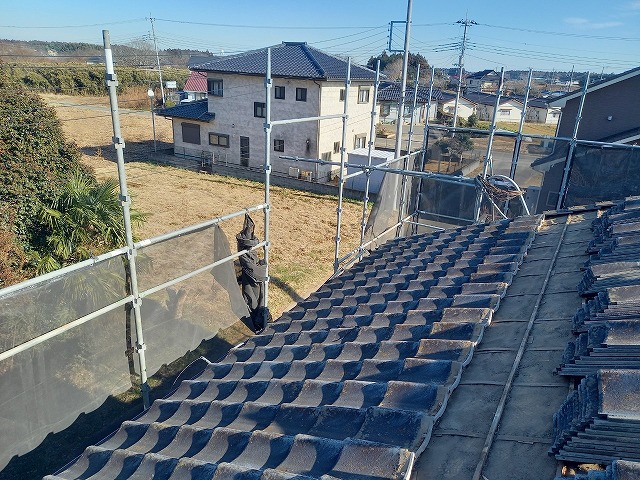 屋根葺き替え工事の既存棟部や平部セメント瓦の撤去工程