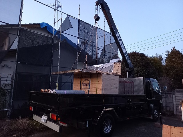 屋根葺き替え工事の野地板増し張り工程で使用する構造用合板の搬入