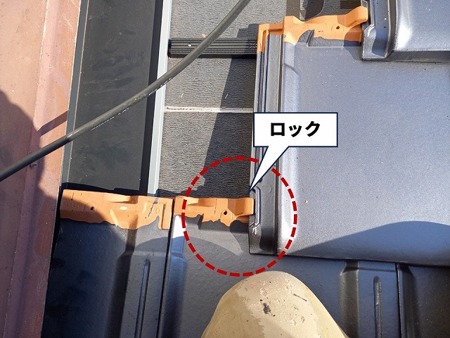 屋根葺き替え工事で使用する防災F形瓦「スーパートライ」のロック構造