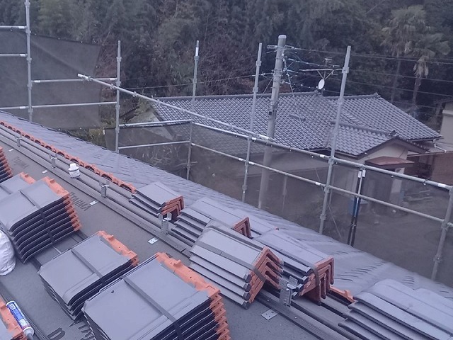 屋根葺き替え工事のガイドラインに基づく強力棟の取り付け
