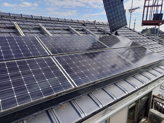 行方市で取外した太陽光パネルの再設置により屋根工事が完成