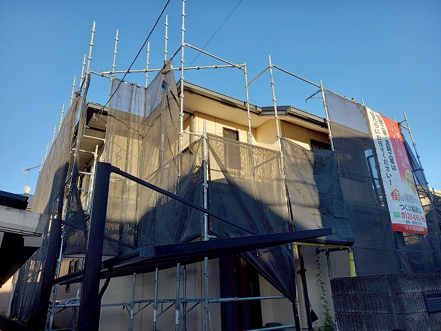 龍ヶ崎市の住宅でコロニアル屋根へのカバー工事、足場の設置と施工前の劣化状況