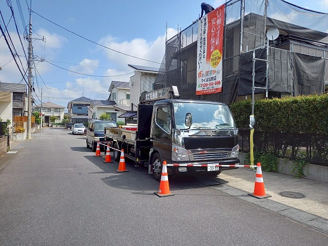 龍ヶ崎市の工事で使用する屋根材の搬入や軒先およびケラバへの水切り板金取り付け