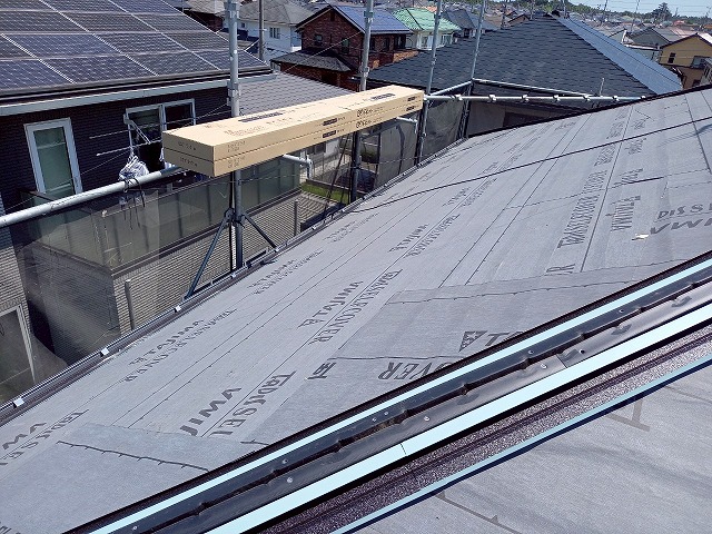 龍ヶ崎市で超高耐久ガルバ屋根「スーパーガルテクト」を用いたカバー工事の開始状況
