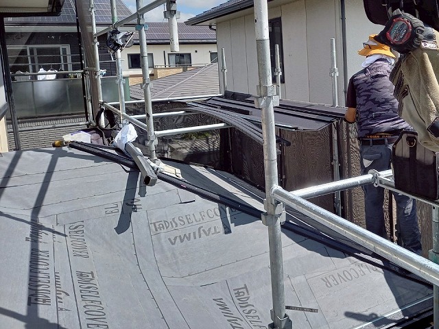 龍ヶ崎市で下屋根部へのカバー工事、軒先や隅棟、谷、外壁際への板金部材の取り付け