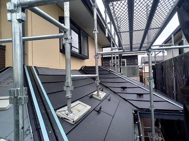 龍ヶ崎市の下屋根部カバー工事で抜群の性能を備えた「スーパーガルテクト」の本体施工