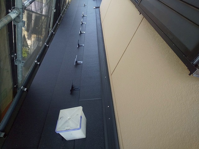 龍ヶ崎市で下屋根の隅棟や外壁との取り合い部への樹脂製貫板、防水シーラーの取り付け