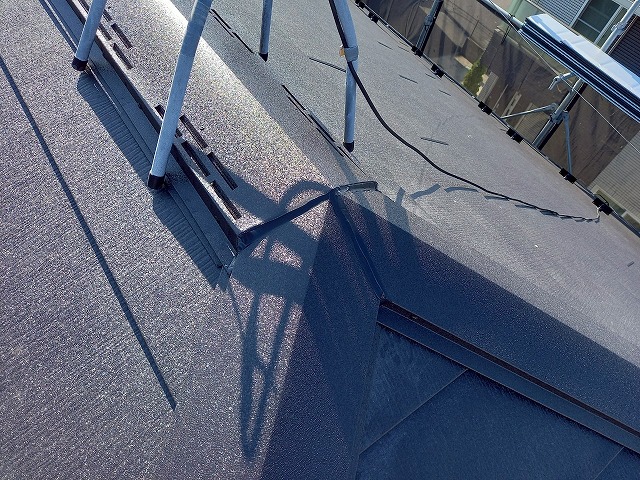 龍ヶ崎市の屋根カバー工事本体施工後に行ったコーキング充填による防水処理