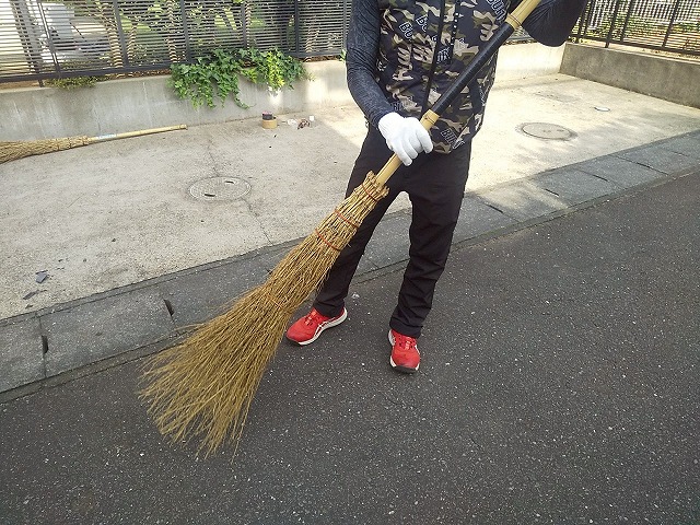 龍ヶ崎市で屋根カバー工事の安全性、完成品質の向上や近隣配慮のための現場清掃