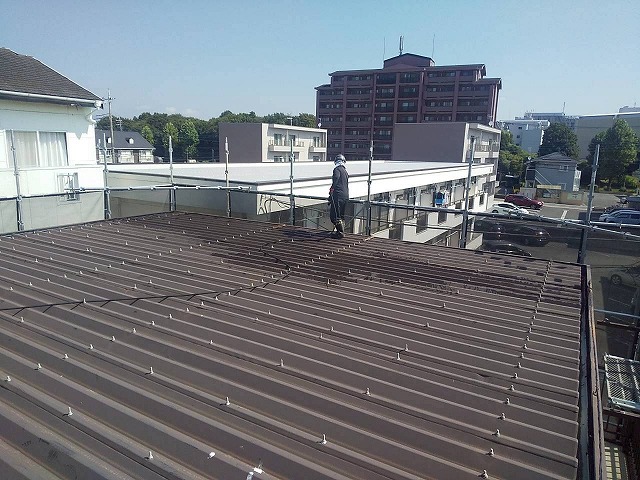 つくば市でアパート建物の屋根、外壁塗装、折板屋根や金属サイディングなどへの高圧洗浄