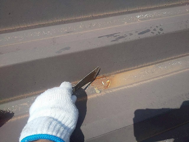 つくば市にて折板屋根塗装工事の仕上がり品質を左右するケレンによる下地処理工程