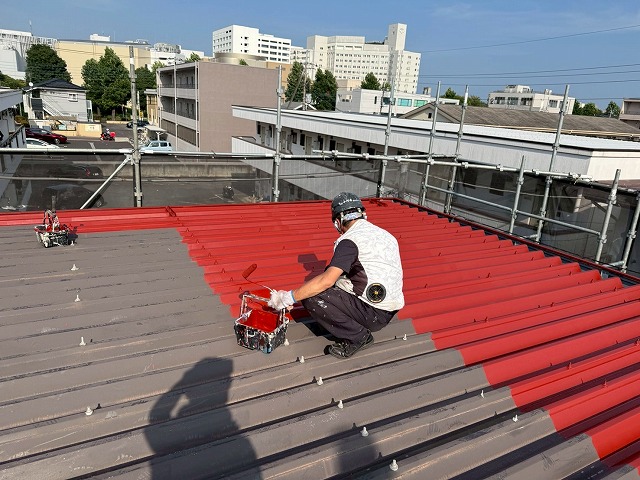 つくば市でサビ止め塗料「マイルドボーセイ」を用いたアパート折板屋根塗装工事の下塗り