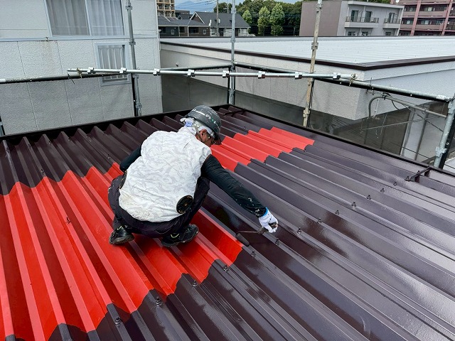 つくば市で耐候性に優れる「エスケープレミアムルーフ」を用いた折板屋根塗装の中塗り